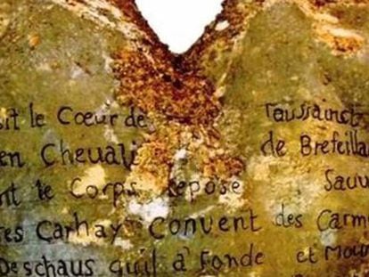 Urna de chumbo em forma de coração com uma inscrição que atribui o coração a Toussaint Perrien, cavaleiro de Brefeillac.