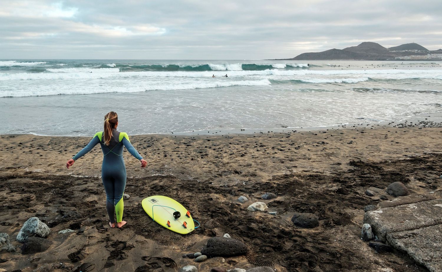 Dezenas de surfistas vão desde muito cedo à praia de Las Canteras, em Palmas de Gran Canaria (Espanha), no primeiro dia em que se autoriza a prática de esporte ao ar livre, após sete semanas de confinamento rígido.