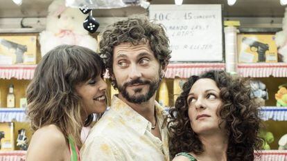 Paco León, entre Belém Custa (esquerda) e Ana Katz, no filme 'Kiki, os segredos do desejo'.