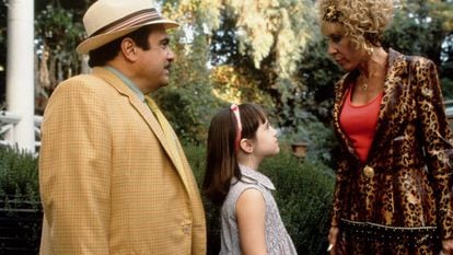 Em 'Matilda' (1996), a criança subre um maltrato psicológico por parte de seu pai estafador e sua mãe hortera.