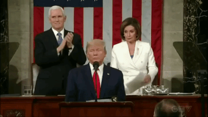 Nancy Pelosi rasga discurso de Trump