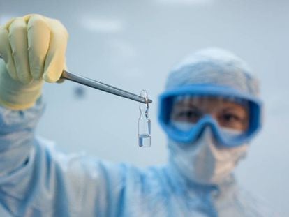 Uma pesquisadora segura uma dose da vacina experimental russa Sputnik V, desenvolvida pelo Instituto Gamaleya, em Moscou.