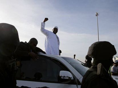 O presidente da Gâmbia Adama Barrow saúda seus seguidores em sua chegada a Banjul.