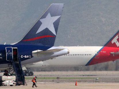 Aviões das linhas aéreas Tam e Lan, em Santiago do Chile.