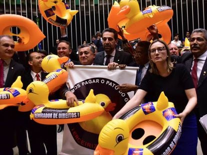 Deputados de oposição protestam contra projeto de lei da terceirização.