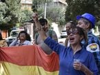 Un grupo de personas favorables al nuevo Gobierno de Bolivia, este lunes en La Paz. 