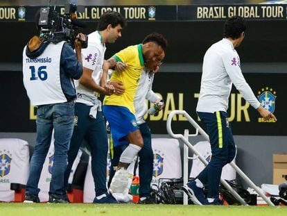 Neymar deixa o campo machucado durante o amistoso Brasil x Catar, nesta quarta-feira. /