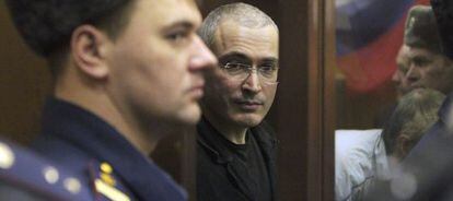 Mijaíl Jodorkovski (centro) em uma foto de 2010.