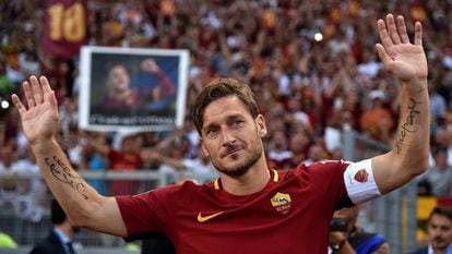 Francesco Totti se emociona em sua despedida no est&aacute;dio da Roma. 