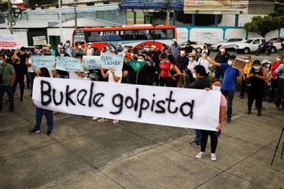 Um protesto contra as decisões de Nayib Bukele, em San Salvador, em 3 de maio.