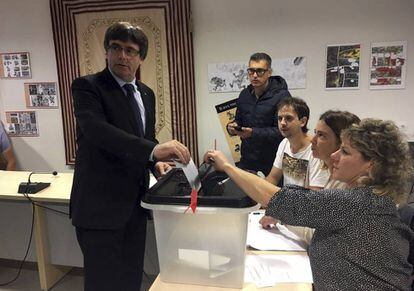 O presidente da Generalitat, Carles Puigdemont, vota neste domingo no referendo de independência.