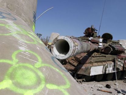 Um tanque destruído na periferia de Maiupol.