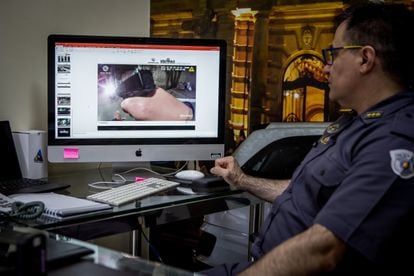 O chefe do programa de câmeras corporais em São Paulo, o coronel Robson Cabanas, observa as imagens captadas por um dos dispositivos.