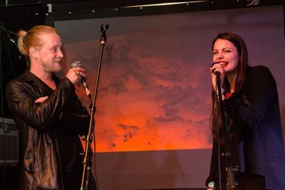 Macaulay Culkin e sua namorada, Jordan Lane Price, cantando em 2014 com a banda do ator, 'The Pizza Underground'.