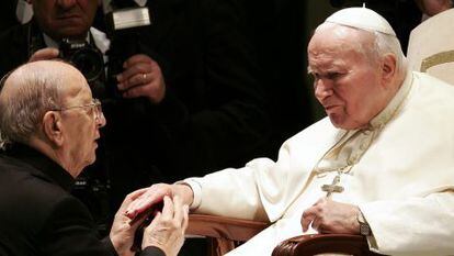 O papa João Paulo II com Marcial Maciel em 2004.