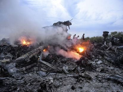 Fotografia de julho 2014 que mostra restos do Boeing 777 da Malaysia Airlines abatido ao sobrevoar o leste da Ucrânia.