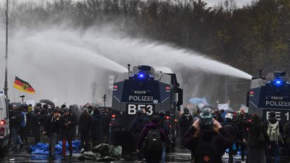A polícia tenta dispersar manifestantes contrários às restrições contra a covid-19 na quarta-feira em Berlim.