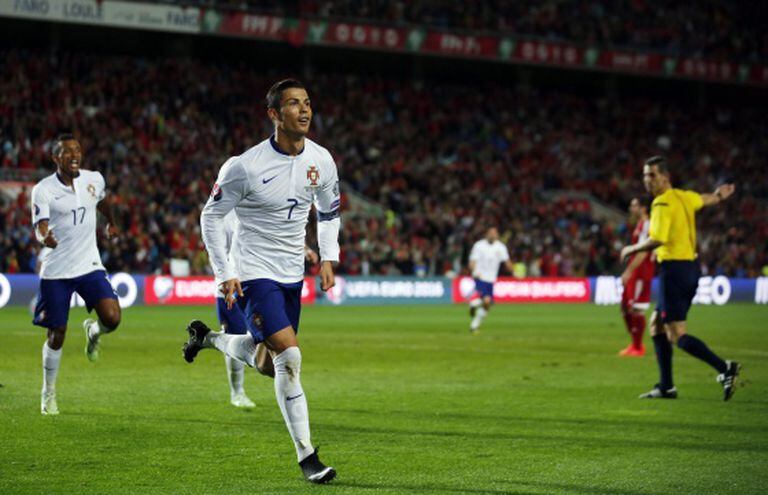 Cristiano Ronaldo comemora gol marcado contra a Armênia.