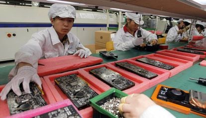 Linha de produção da Foxconn, montadora de iPhones, em Shenzhen (China).