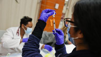 Médica prepara uma dose pediátrica da vacina contra a covid-19 em um hospital de Nova York, 23 de novembro.