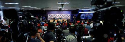 Andrés Iniesta, em uma sala de imprensa lotada.