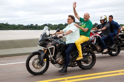 O presidente Bolsonaro e o empresário Luciano Hang durante inauguração de uma ponte sobre o Rio Madeira, no dia 7 de maio.