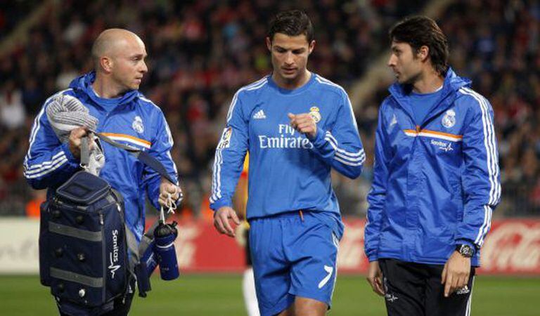 Cristiano fala com os médicos do Madri depois de retirar-se aleijado