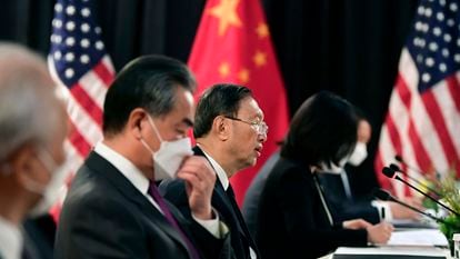 O conselheiro de Estado chinês, Yang Jiechi, durante a reunião das delegações diplomáticas dos EUA e China em Anchorage (Alasca).