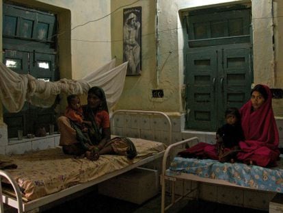 Mulheres em centro de reabilitação nutricional no distrito de Shivpuri, Madhya Pradesh.