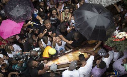 Enterro de Douglas Rafael da Silva Pereira no Rio, no último dia 24.