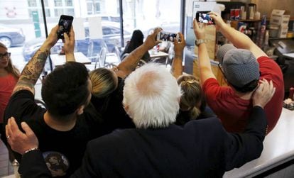 Selfie coletiva com Bernie Sanders.
