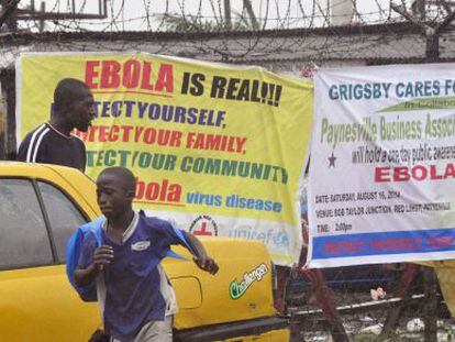 Cartazes de alerta pela epidemia de ebola em Monróvia, na Libéria.