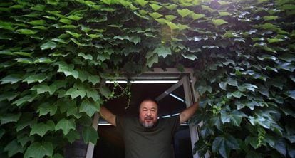 O artista chinês Ai Weiwei, na porta de seu estúdio em Pequim.