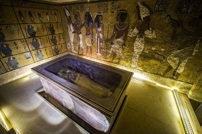 Vista do sarcófago de Tutancâmon em Luxor.