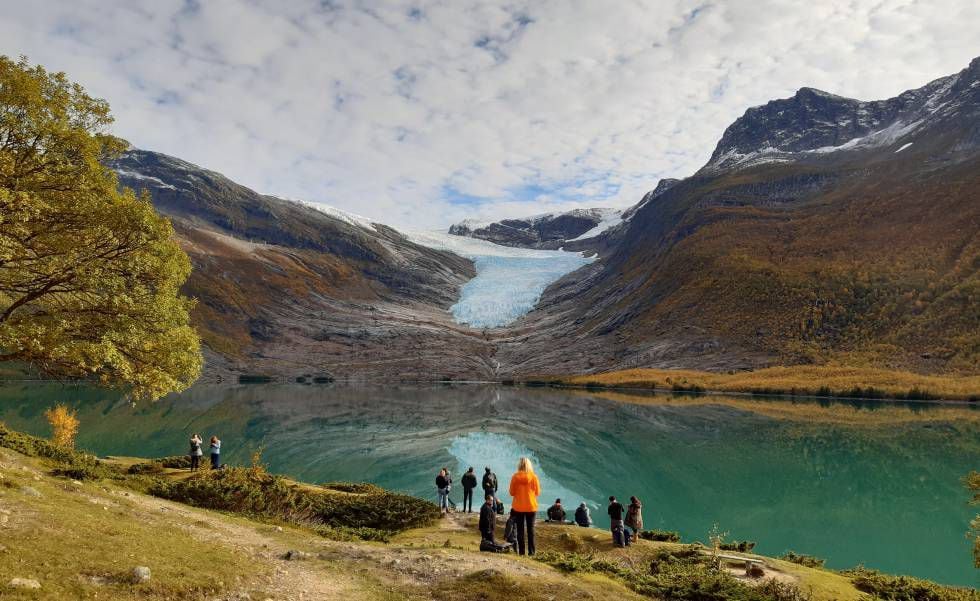 Um grupo de turistas contempla, ao fundo, a língua do glaciar Engabreen, na Noruega.