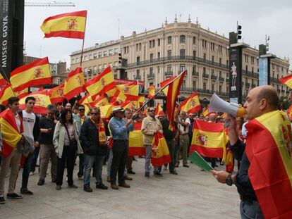 Protesto em frente à Prefeitura de Saragoça contra o referendo catalão.