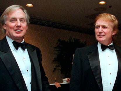 Robert Trump, à esquerda, com seu irmão em um evento de gala em 1993.
