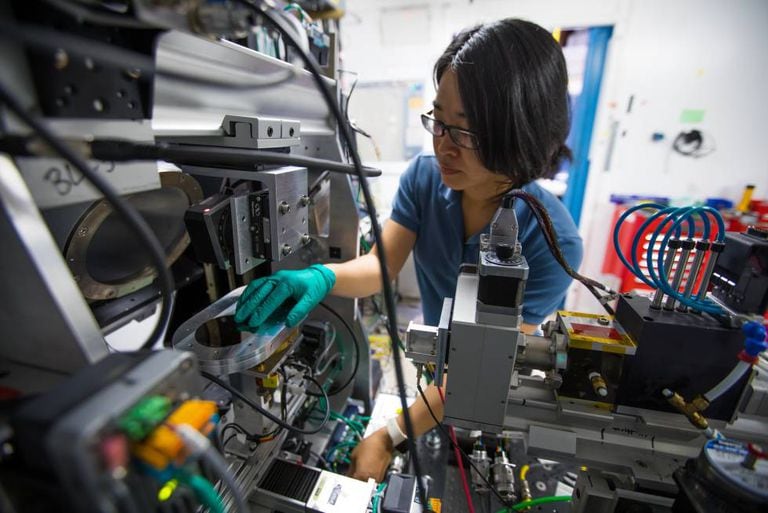 Pesquisadora em laboratório dos EUA que emprega sistemas de inteligência artificial para buscar novos materiais.