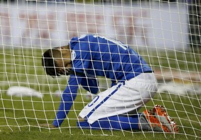 Neymar lamenta após o gol colombiano.