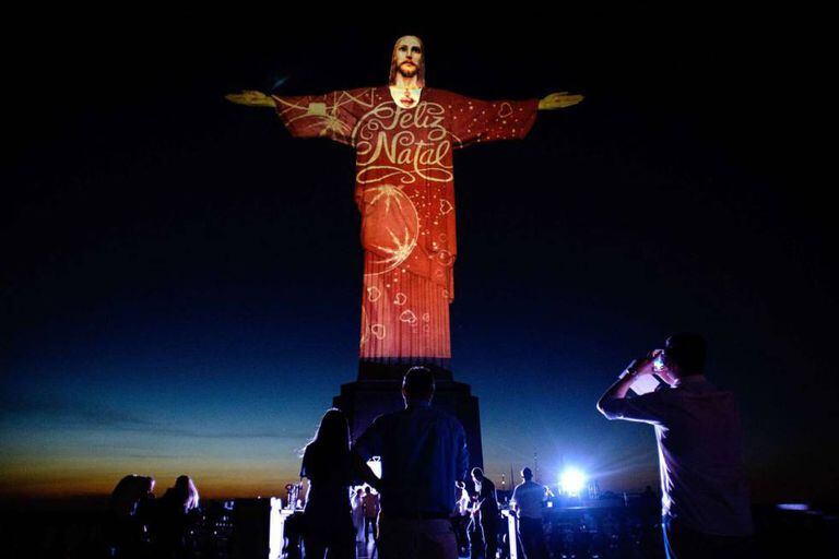Iluminação do Cristo Redentor especial para o Natal, no Rio, no dia 23.