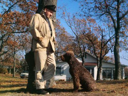 John Steinbeck e seu cão em 1962, ano da publicação de 'Viajando com Charley'.