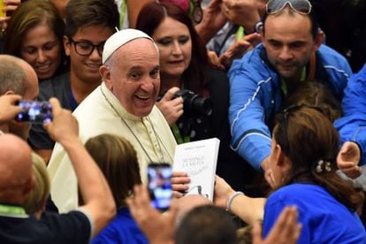 O papa Francisco durante um encontro, no sábado, com atletas paralímpicos no Vaticano.