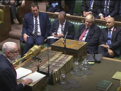 Boris Johnson ouve a intervenção de Jeremy Corbyn, nesta terça-feira no Parlamento Britânico.