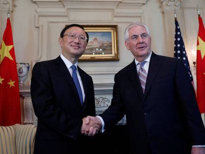 O conselheiro de Estado chinês, Yang Jiechi, e o secretário de Estado norte-americano, Rex Tillerson.