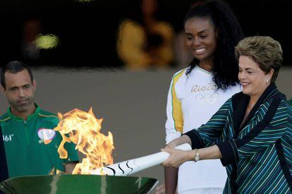 A presidenta Dilma Rousseff acende a tocha olímpica no Palácio do Planalto e a entrega para a bicampeã olímpica de vôlei Fabiana Claudino, que deu início ao revezamento pelo país.