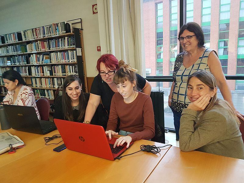 Montserrat Boix dá instruções para editar a Wikipedia durante a 'editatona' pelo Dia das Escritoras, em Oviedo em 2016.