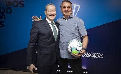 Jair Bolsonaro posa ao lado de Rogério Caboclo, presidente da CBF, em uma imagem de arquivo.