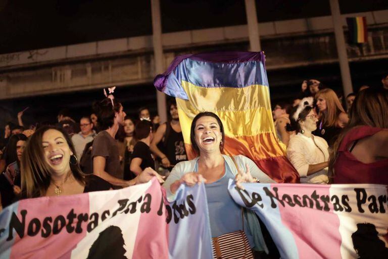 Centenas de pessoas comemoram a decisão em San José, na terça-feira, 9 de janeiro.