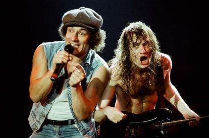 Brian Johnson e Angus Young em um show do AC/DC em Londres, em 1986.