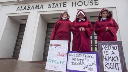 Mulheres protestando em frente à Casa do Estado de Alabama, em Montgomery, o passado 17 de abril pela lei do aborto.